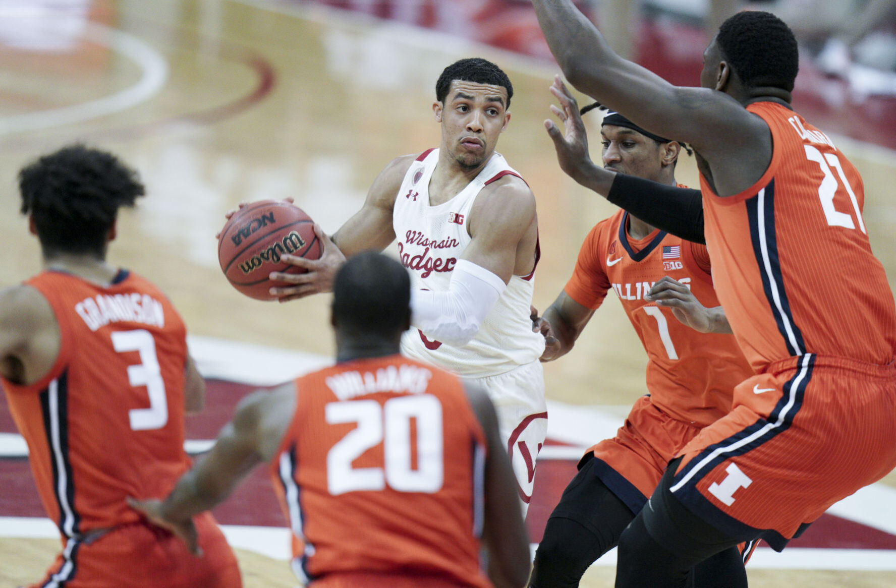 Illinois 74, UW 69